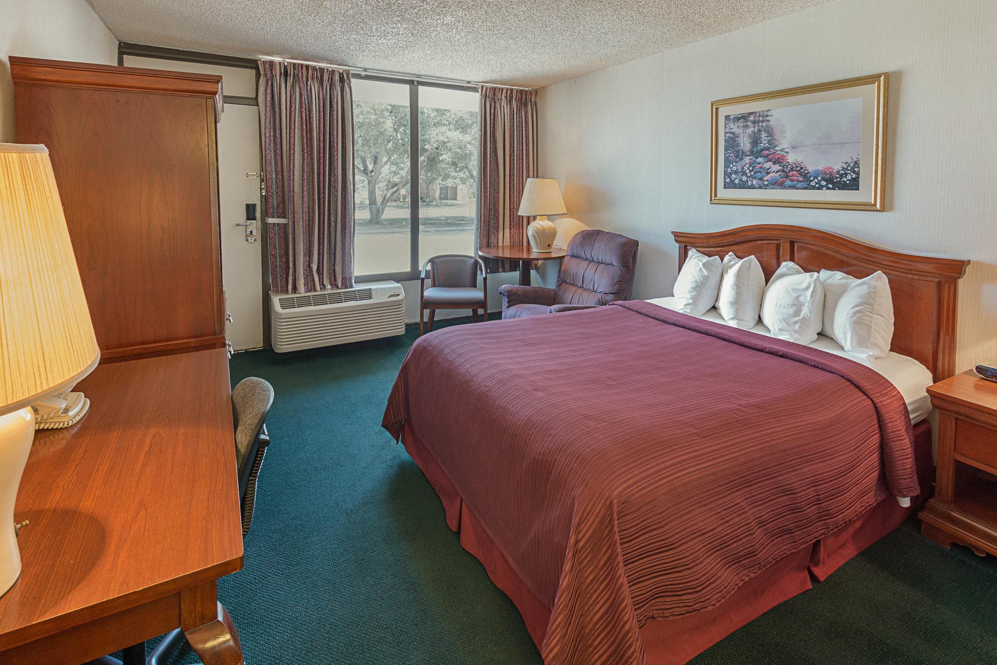 Quality Inn Енис Екстериор снимка