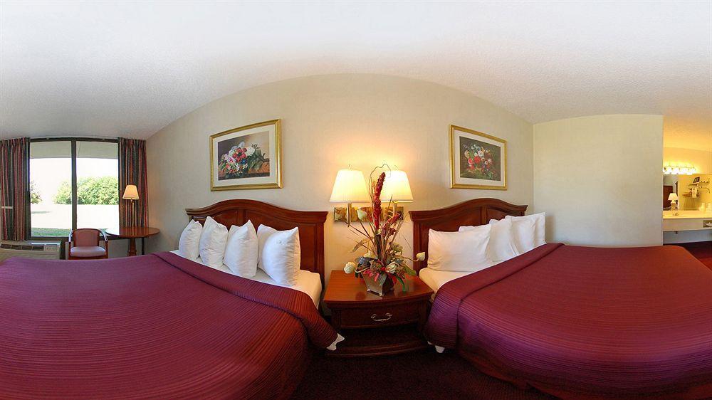 Quality Inn Енис Екстериор снимка