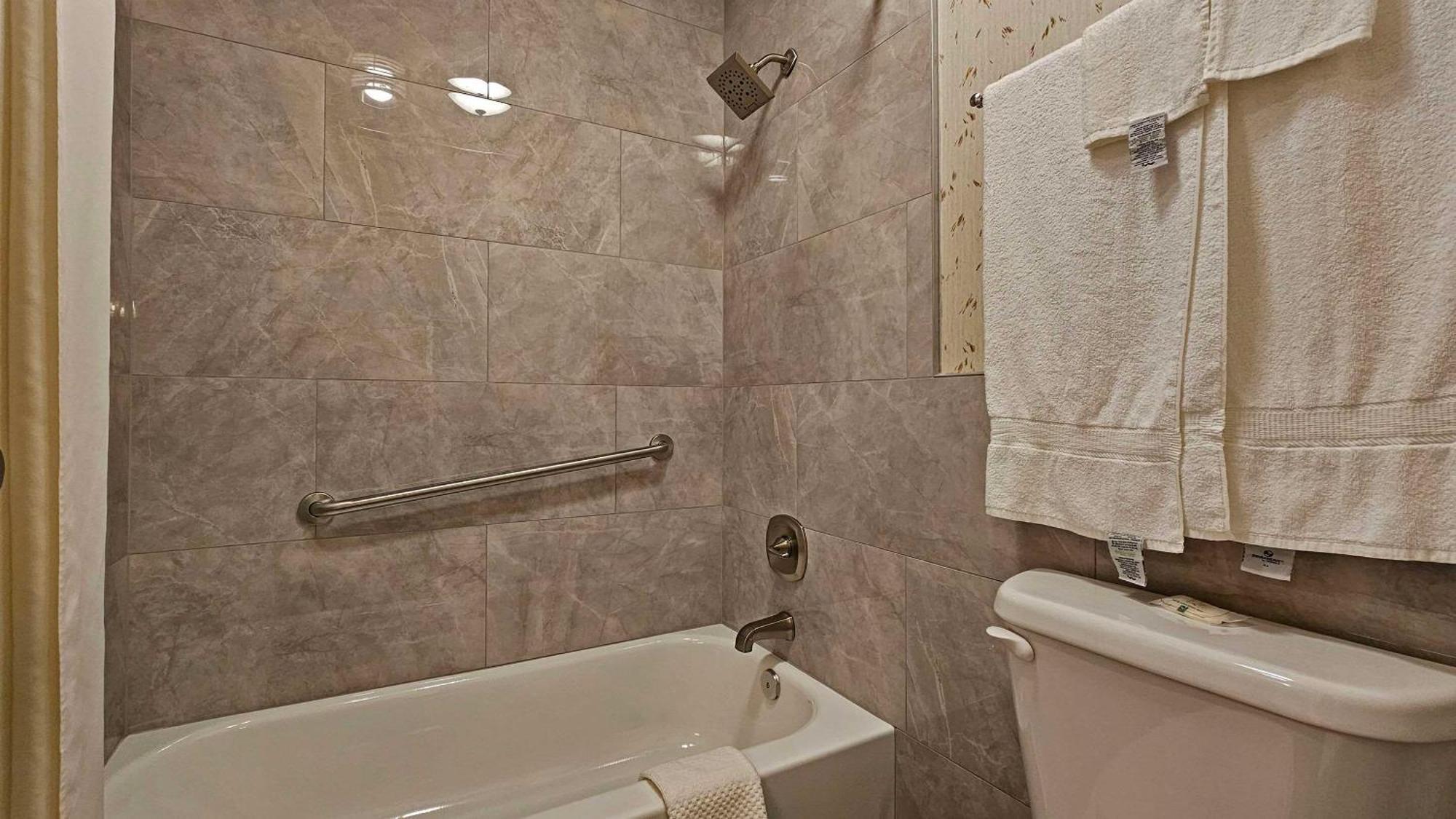 Quality Inn Енис Екстериор снимка