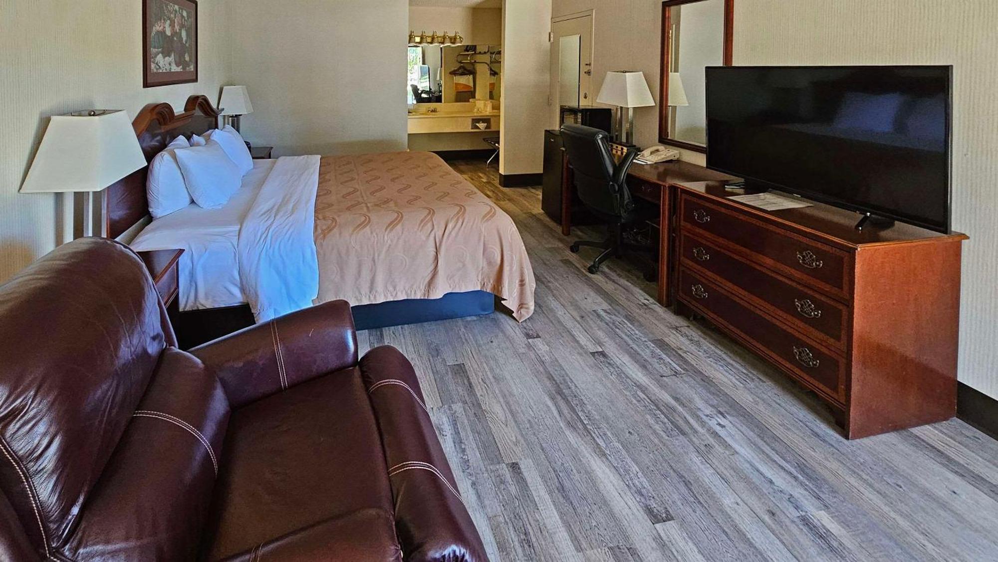 Quality Inn Енис Екстериор снимка