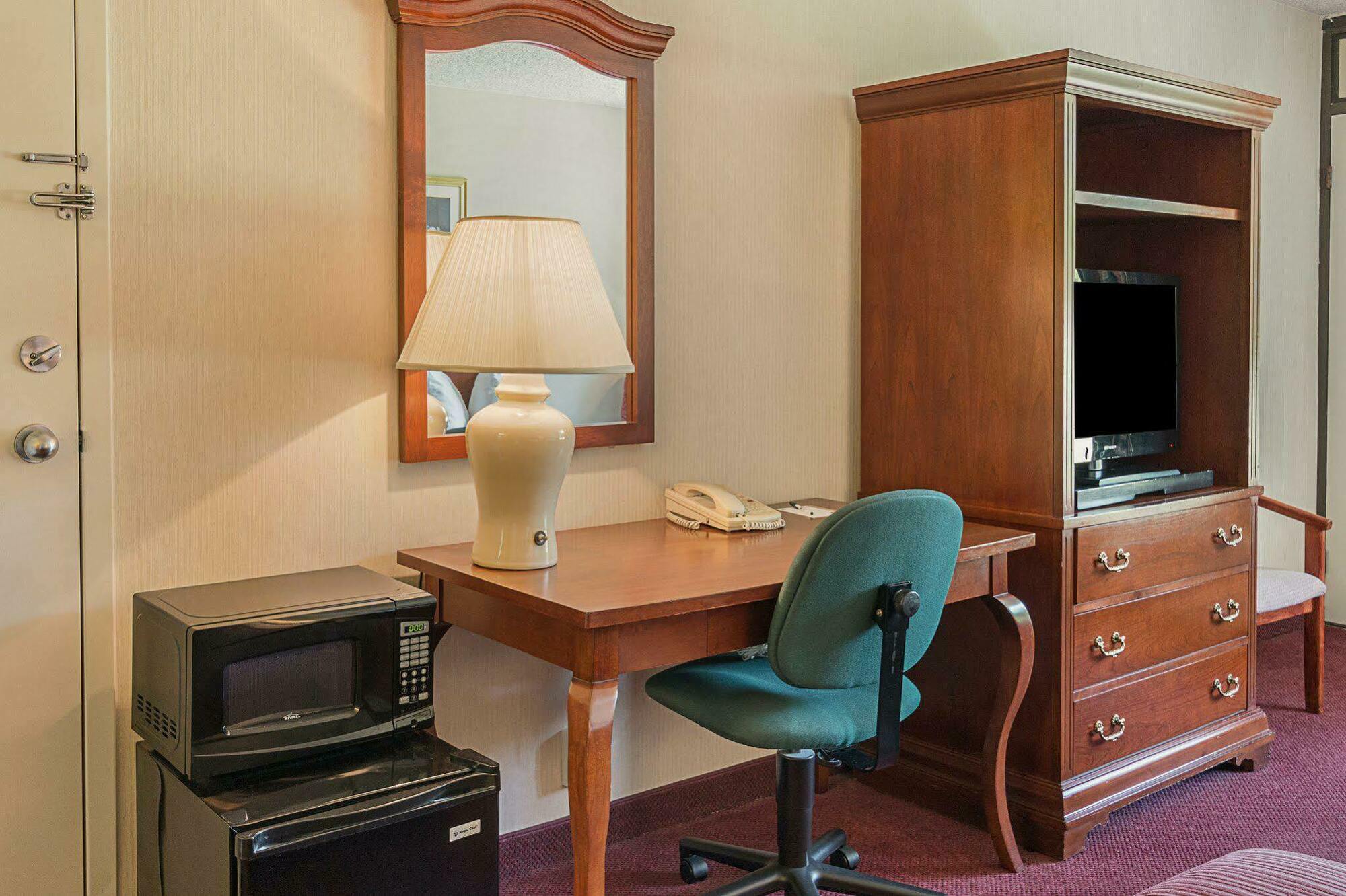 Quality Inn Енис Екстериор снимка